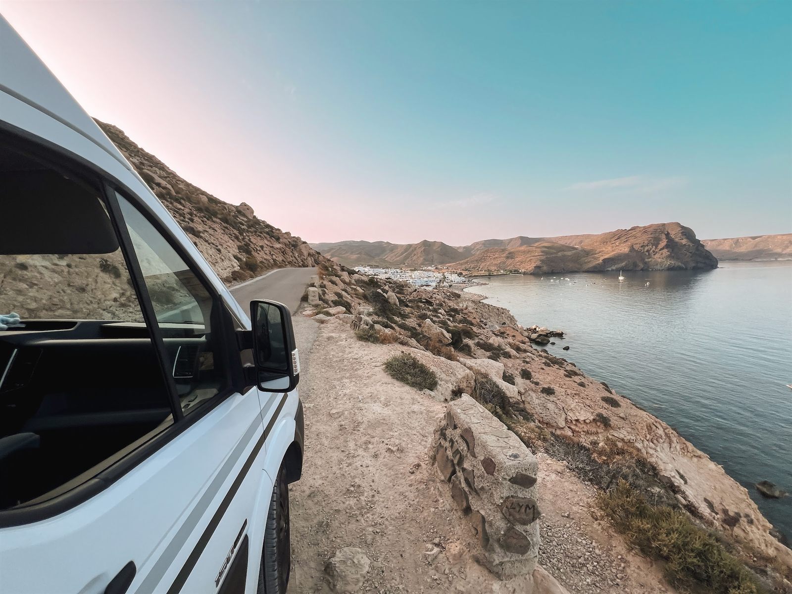 La camper de alquiler de Casacubi frente al mar de Águilas