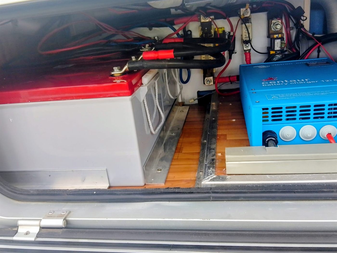Instalación eléctrica de una autocaravana con la batería de servicio, los portafusibles y el cargador