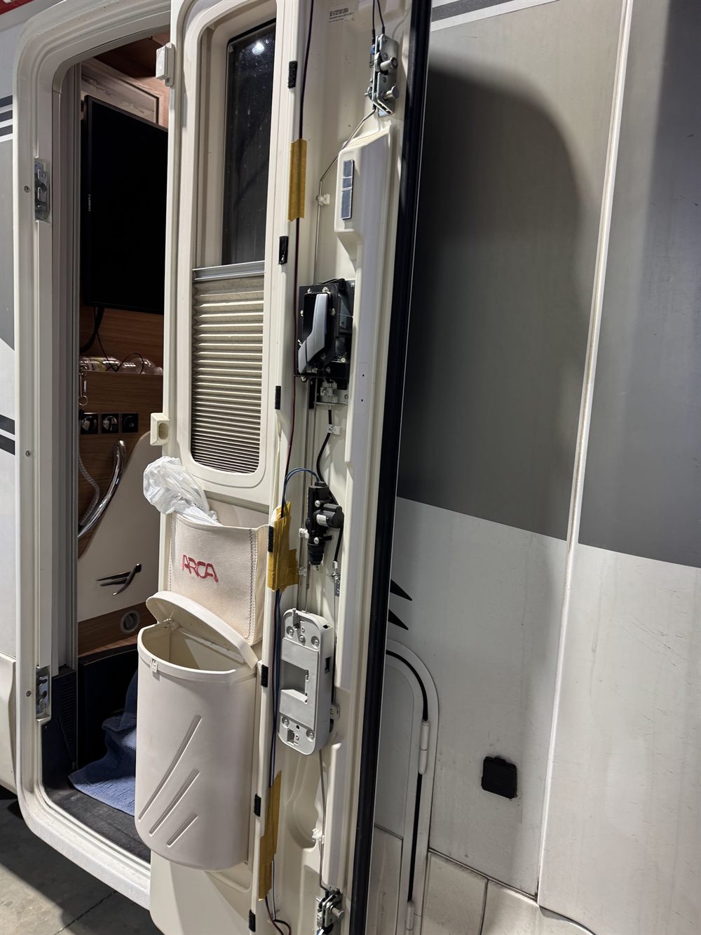 Autocaravana con la puerta abierta dentro del taller de Casacubi