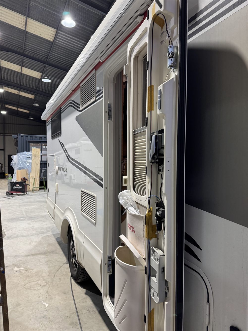 Autocaravana aparcada en el interior de la nave, en proceso de reforma